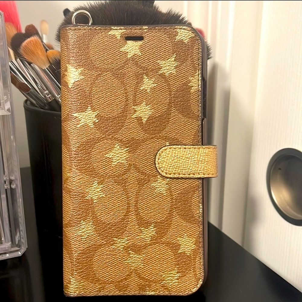 iPhones XS Max coach case, gold and brown.